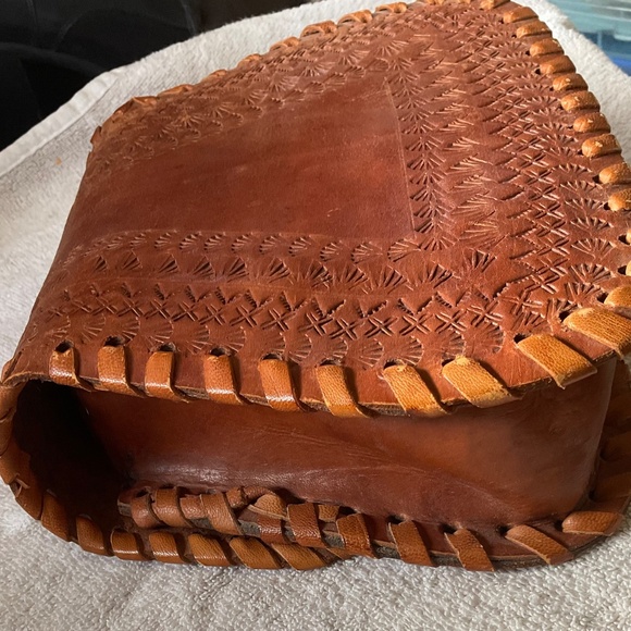 VINTAGE LEATHER TOOLED CROSSBODY - Picture 3 of 10